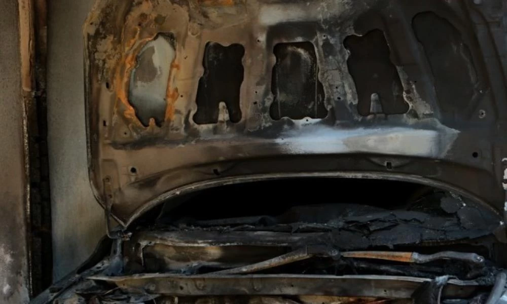 Θεσσαλονίκη: Εμπρησμός σε όχημα εταιρείας ταχυμεταφορών